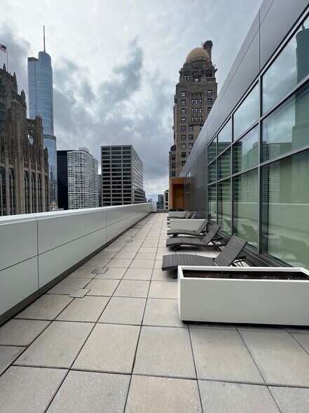 sundeck - 160 E Illinois St