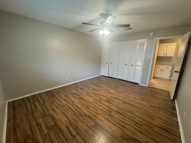 Building Photo - What a Gem! Spacious, Renovated 1-Story Ho...