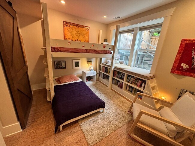 Building Photo - 4Bd/2.75Ba Seattle Home