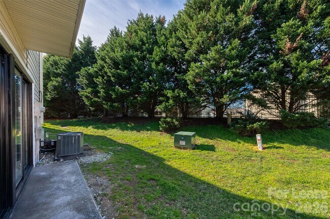 Building Photo - 10943 Carmel Crossing Rd