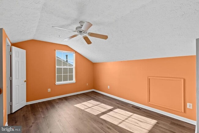 Building Photo - 8833 Hawthorne Ct