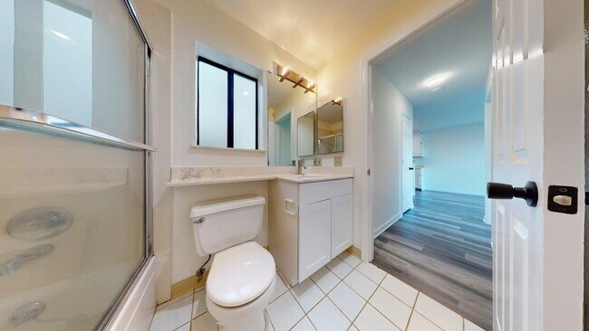 Building Photo - Charming 2BD/1BA Apartment in Prime Neighborhood with Parking