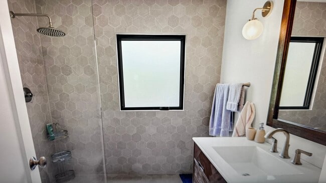 Building Photo - Stunning 3 bed/2bath remodeled home, with full ADU! Pets ok Move in Special!