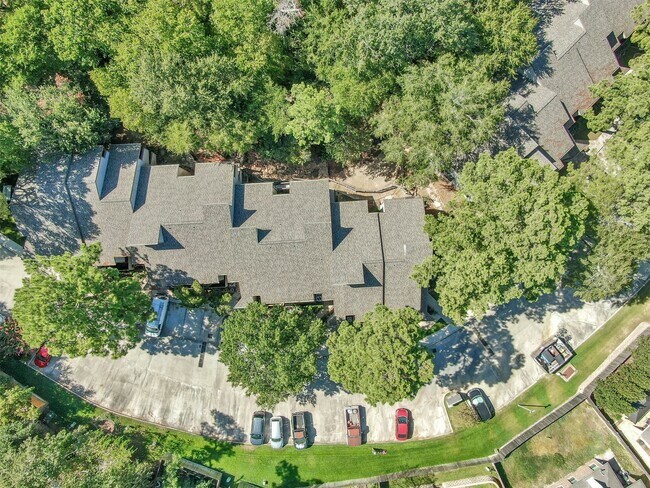 Building Photo - 3900 Aspen Dr
