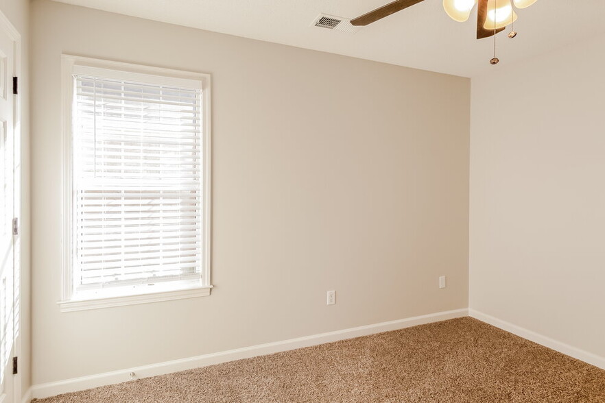 Building Photo - 3135 Quartz Dr
