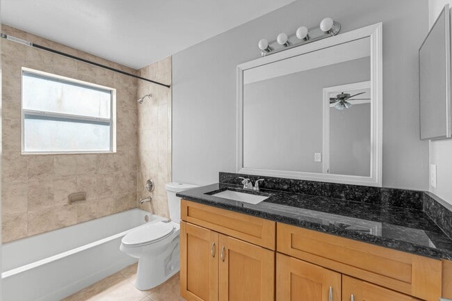 Building Photo - Beautiful 2/2.5 Townhome Near Downtown and...