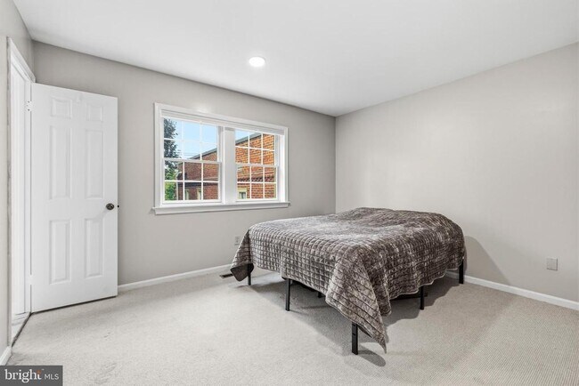 Building Photo - 4880 Chevy Chase Dr