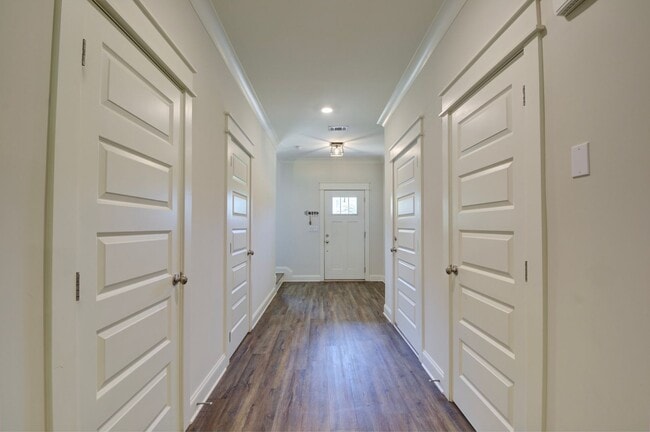 Building Photo - Luxury 3-Bed, 3.5-Bath Townhome in Gatewoo...