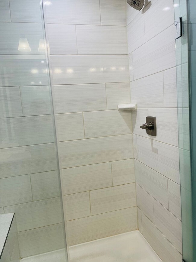 Building Photo - Sophisticated and Spacious 3BR-3.5 Bath To...