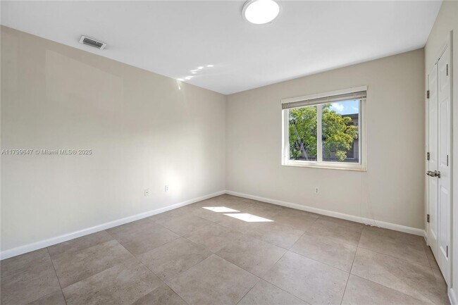 Building Photo - 930 SW 24th Ct