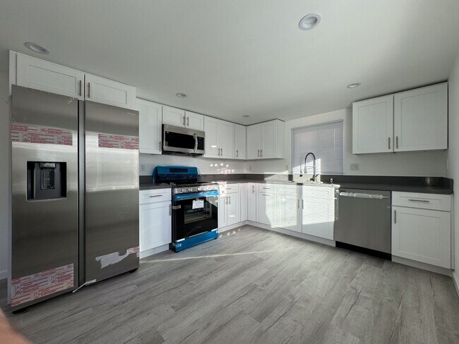 Building Photo - Brand New and Stunning 1+1 Reseda ADU