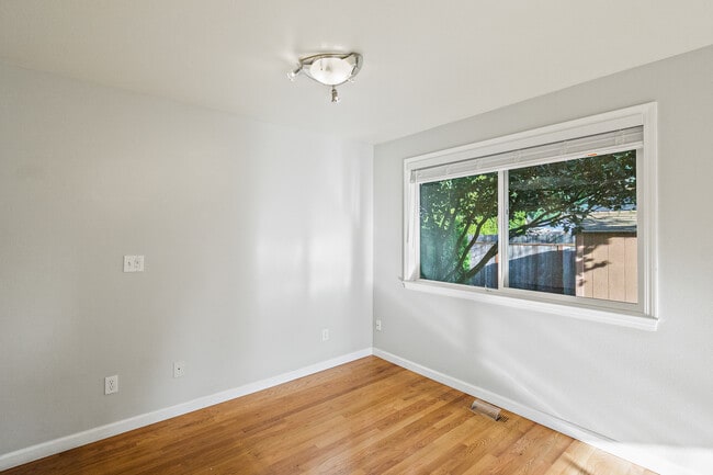 Building Photo - 10538 NE 141st St