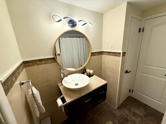 Building Photo - 256 Alley Ave