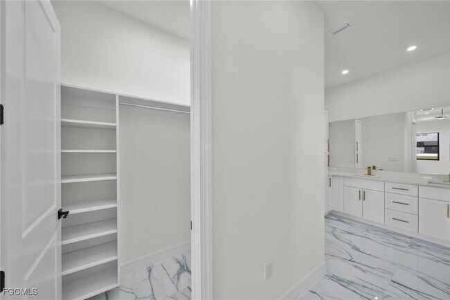 Building Photo - 2521 Diplomat Pkwy W