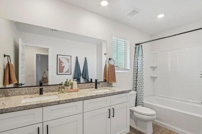 Building Photo - 3411 N Val Vista Dr