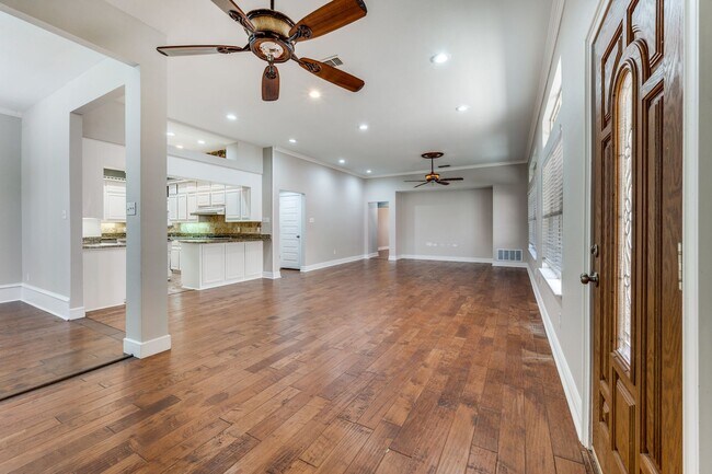 Building Photo - Absolutely Stunning!