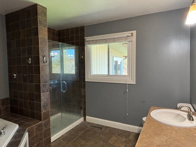 Building Photo - Available NOW! Gorgeous 3BR/2 BA Unit in Hastings!