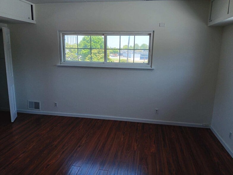 Building Photo - 7318 W 88th St