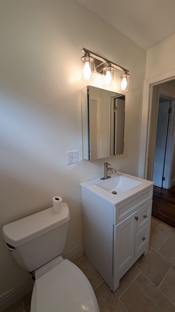 Building Photo - Newly Renovated -- Walking Distance to the...