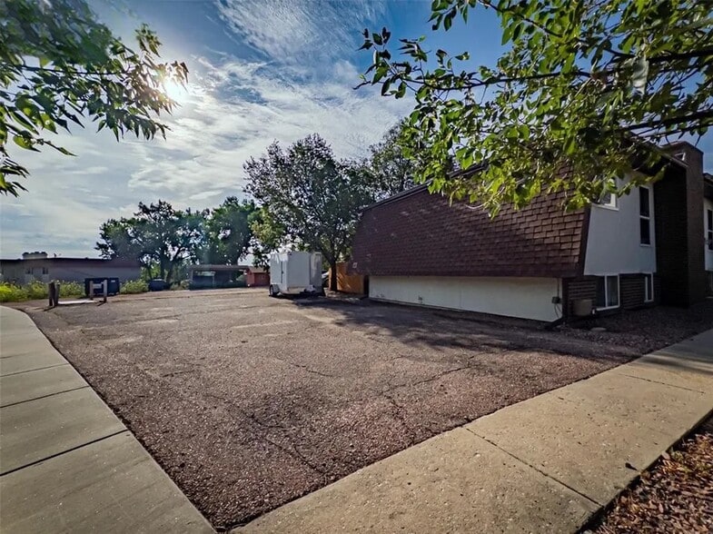 Building Photo - 2136 Friendship Pl