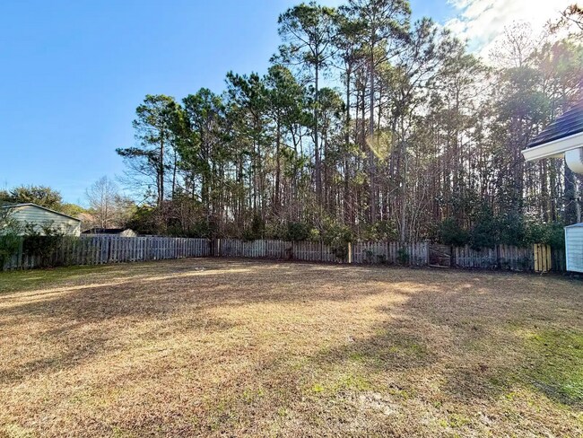Building Photo - Spacious 5-bedroom, 3-bath home!