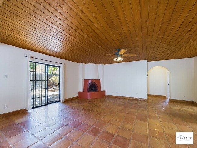 Building Photo - Single Level, single family home Available Now!