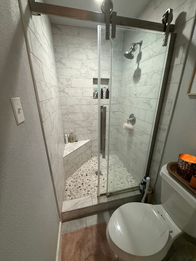 Building Photo - PRE LEASING for Fall 2026! 5 bedroom 3 bath Home!