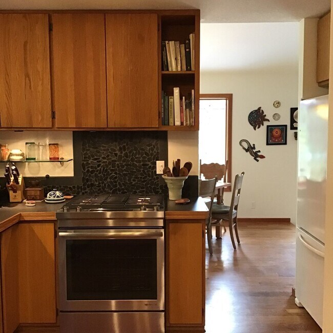 Building Photo - SEASONAL FURNISHED SHORT TERM RENTAL Offer...