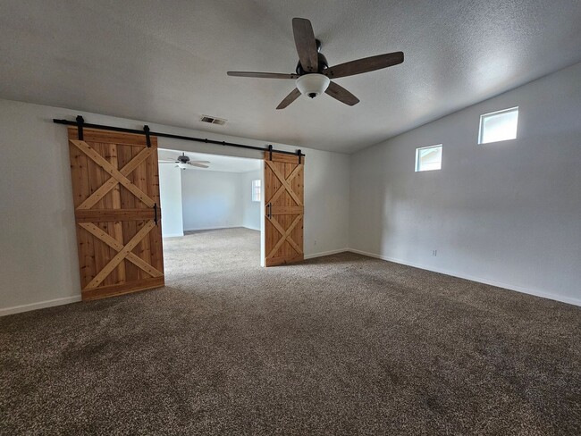 Building Photo - Stylist Updated 3 Bedroom in Dayton