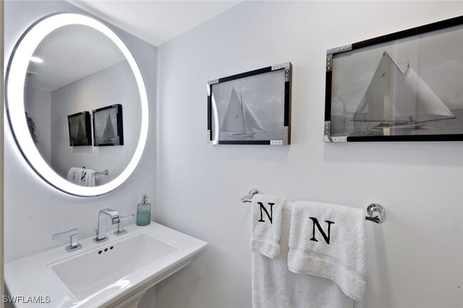 Building Photo - 800 River Point Dr