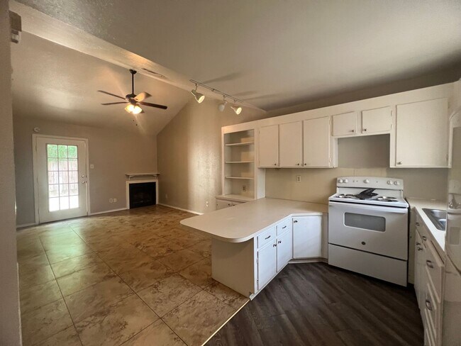 Building Photo - CUTE CUTE CUTE Single story townhome..