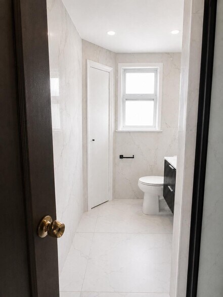 Building Photo - 256 Grove St