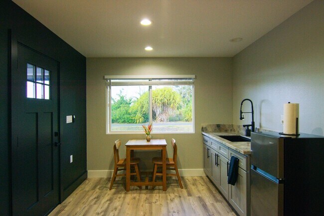 Building Photo - New modern studio with one bath