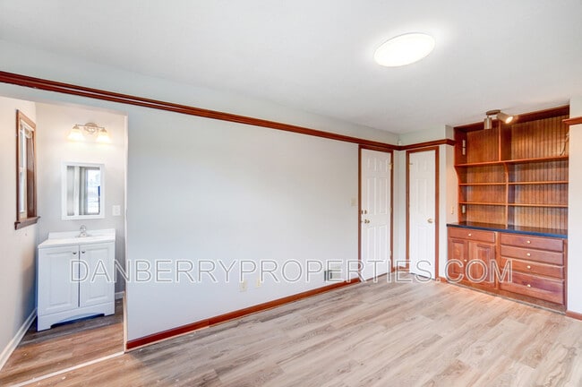 Building Photo - 1133 N Byrne Rd