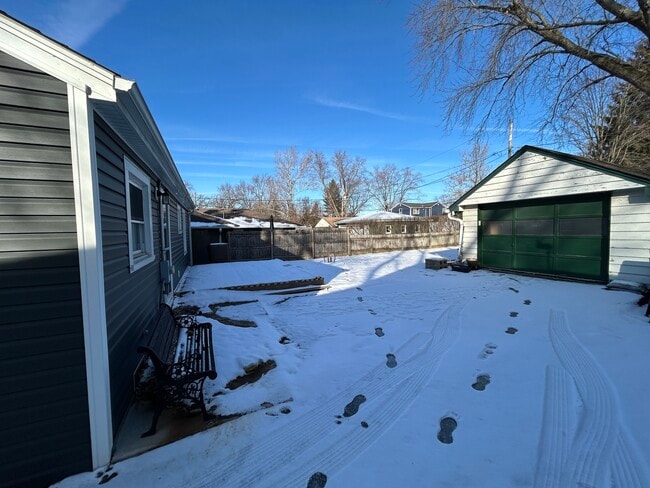 Building Photo - 807 Elm Ave