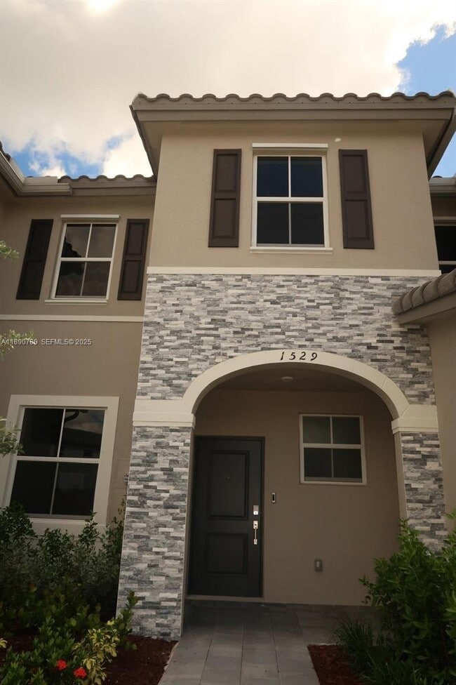 Building Photo - 1528 SE 27th Rd