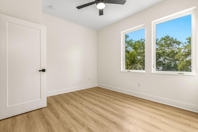 Building Photo - 412 W Amelia Ave