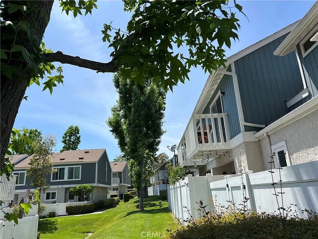 Building Photo - 36 Birchwood Ln