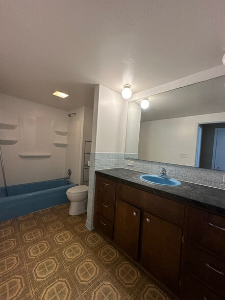 Building Photo - 806 15th Ave S