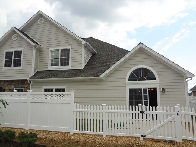 Building Photo - Luxurious and Spacious Home