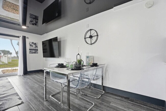 Building Photo - 8743 Thomas Dr