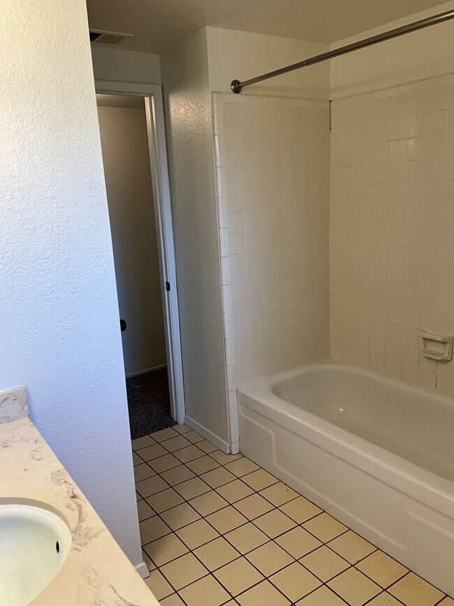 Building Photo - SPACIOUS 3 BED HOME IN ROCKLIN!!
