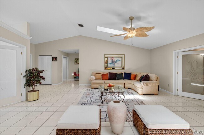 Building Photo - 2925 Riviera Dr
