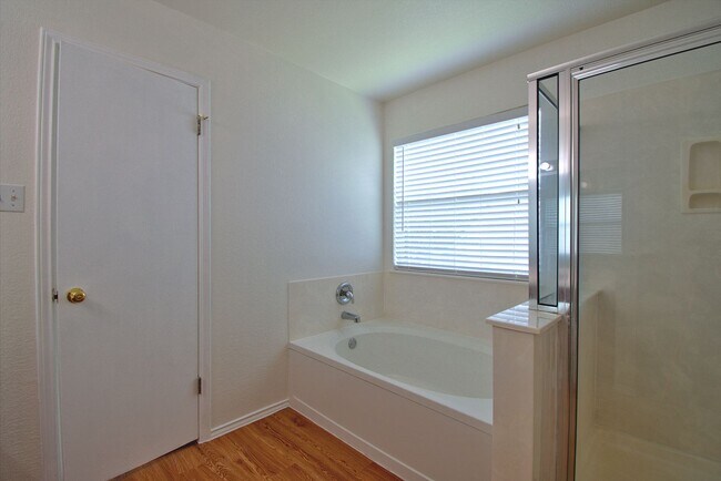 Building Photo - Well Maintained 4 Bed House in Kyle