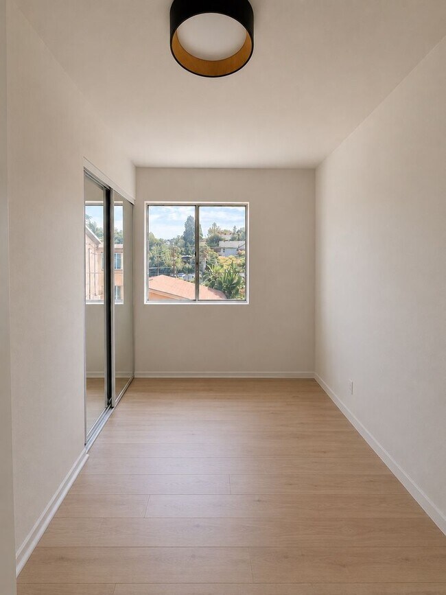 Building Photo - 1027 Coronado Ter