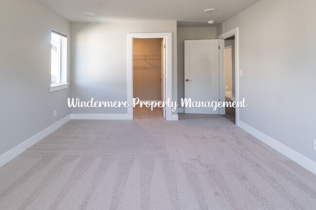 Building Photo - Stunning and spacious 5 bed in McCormick Village!