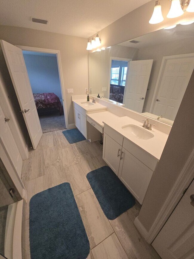 Building Photo - Gorgeous 5-Bedroom, 3-Bathroom in Riverview