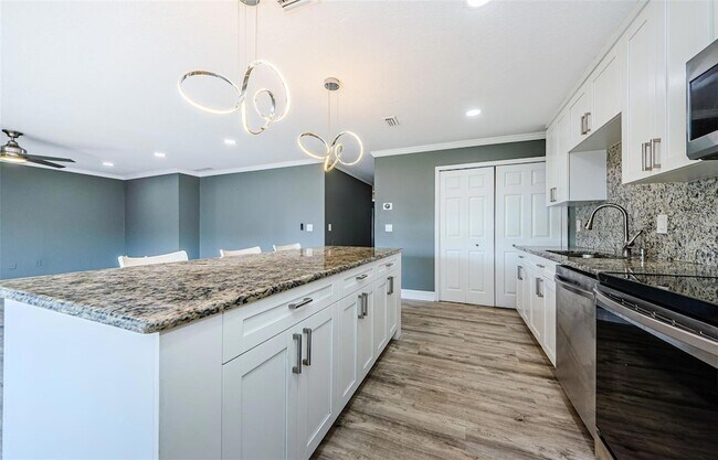 Building Photo - 722 116th Ave N