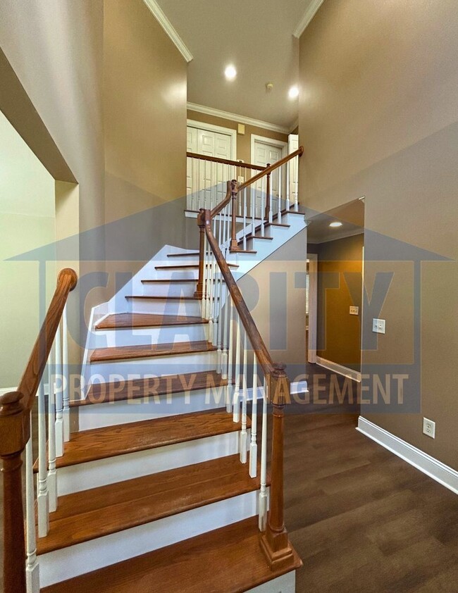 Building Photo - Beautiful three bedroom home in North Clev...