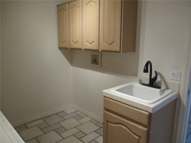 Building Photo - 2902 Desert Vista Dr